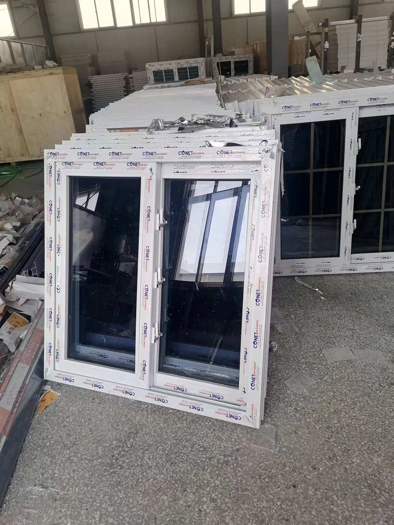 Ventana deslizante de PVC laminada doble de estilo colonial, resistente a huracanes