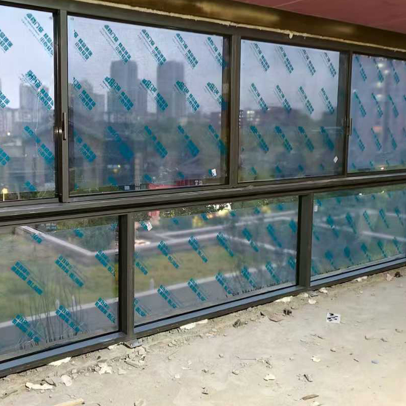 Ventana deslizante triple de balcón de aluminio con ruptura térmica personalizada, con elegante sistema de drenaje y pantalla anti-insectos
