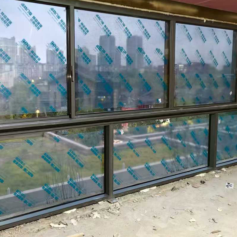 Ventana deslizante triple de balcón de aluminio con ruptura térmica personalizada, con elegante sistema de drenaje y pantalla anti-insectos