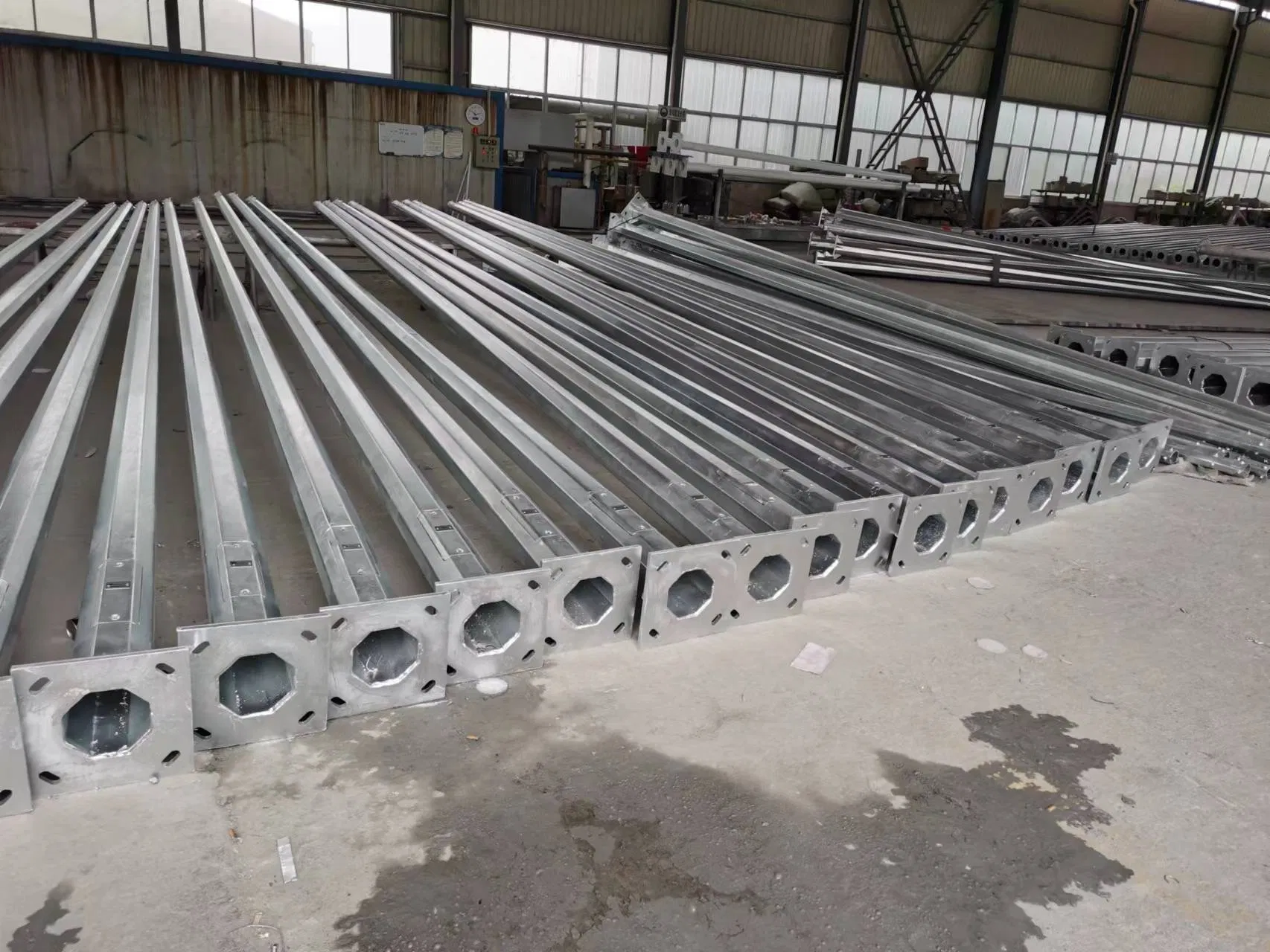 Venta Superior Poste de Luz Exterior Tapered Redondeado Galvanizado por Inmersión en Caliente 5-12m