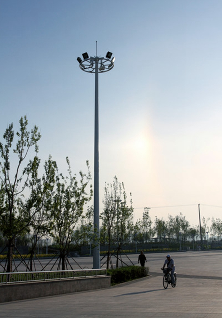 Construcción Duradera Poste de Luz de Alto Mástil Ajustable en Altura con Superficie en Voladizo