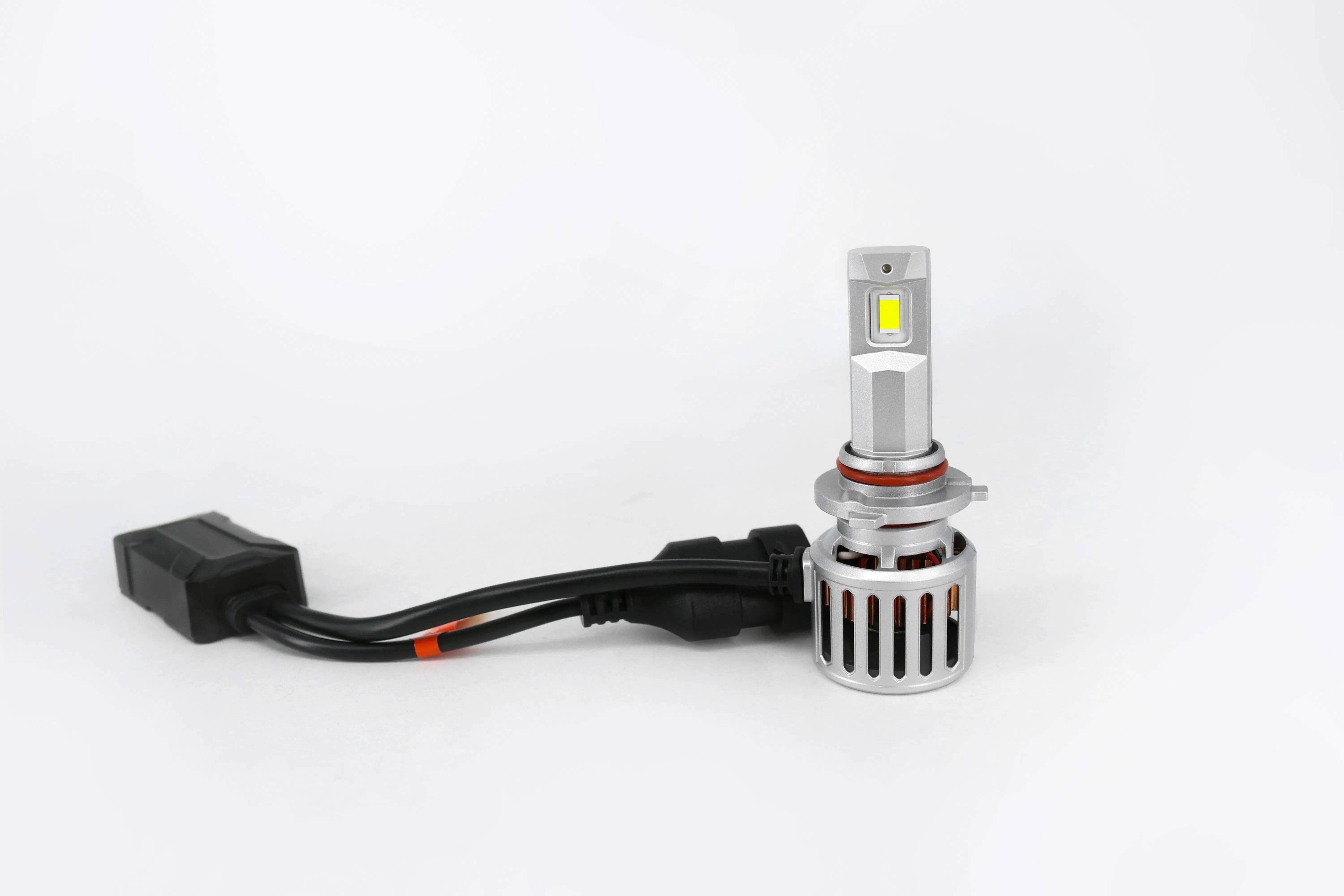 F9c 9006 Faro LED: Luz automática ultra brillante para una conducción nocturna segura