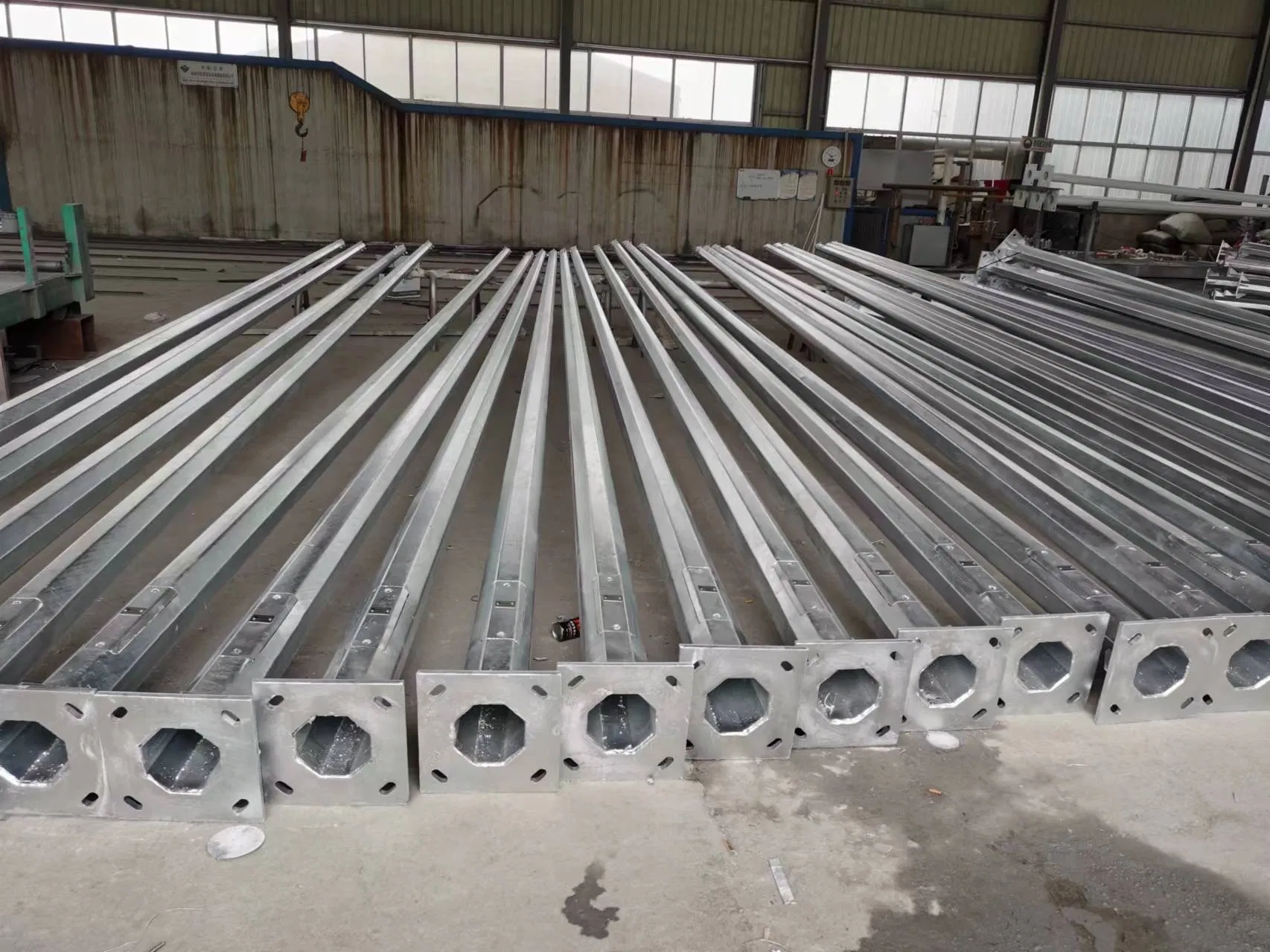 Venta Superior Poste de Luz Exterior Tapered Redondeado Galvanizado por Inmersión en Caliente 5-12m