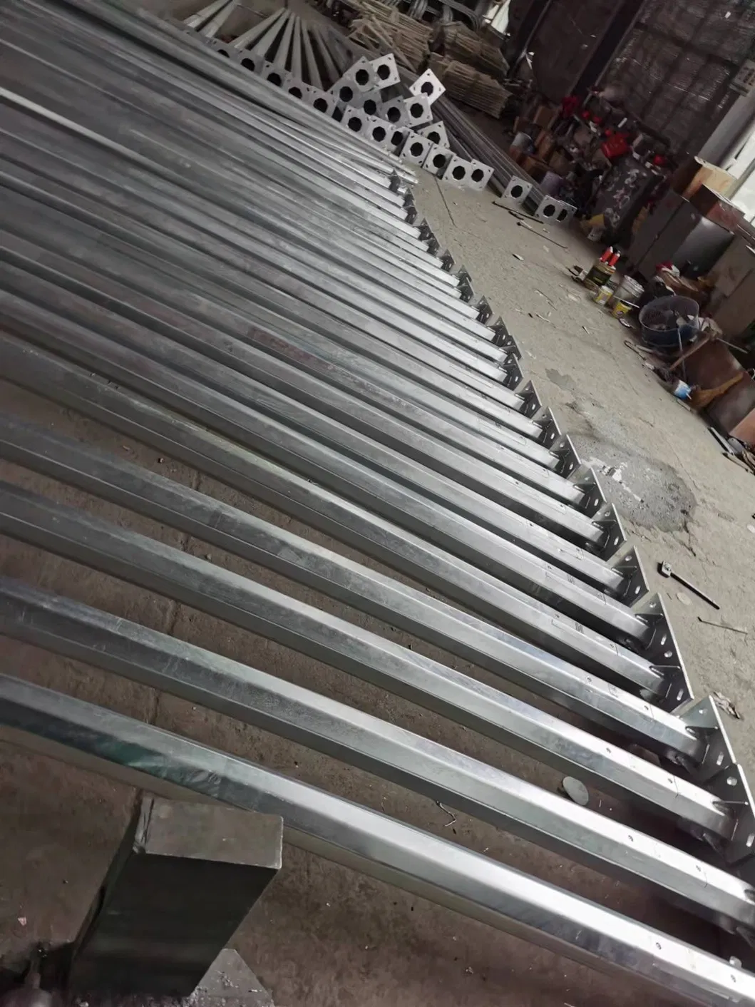Venta Superior Poste de Luz Exterior Tapered Redondeado Galvanizado por Inmersión en Caliente 5-12m