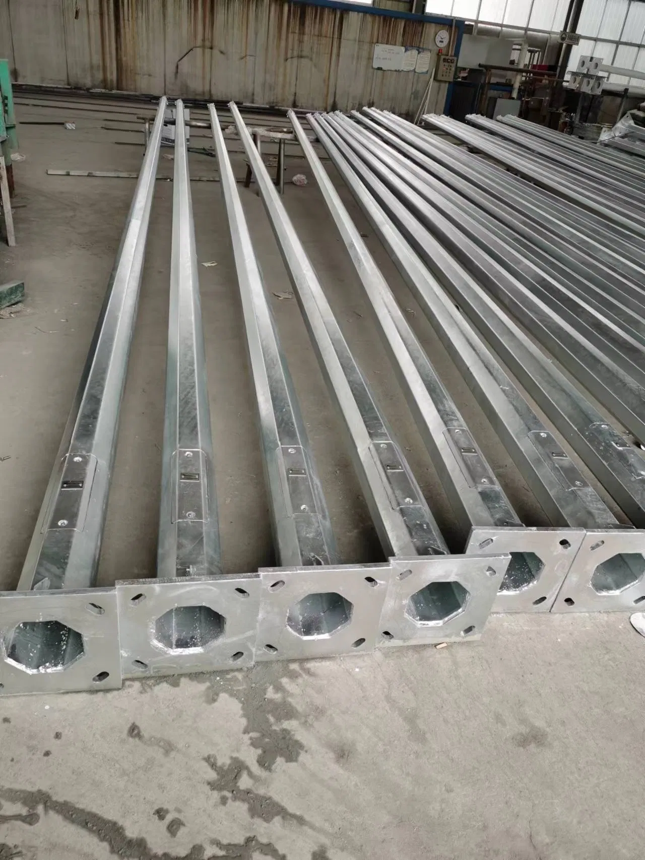 Venta Superior Poste de Luz Exterior Tapered Redondeado Galvanizado por Inmersión en Caliente 5-12m