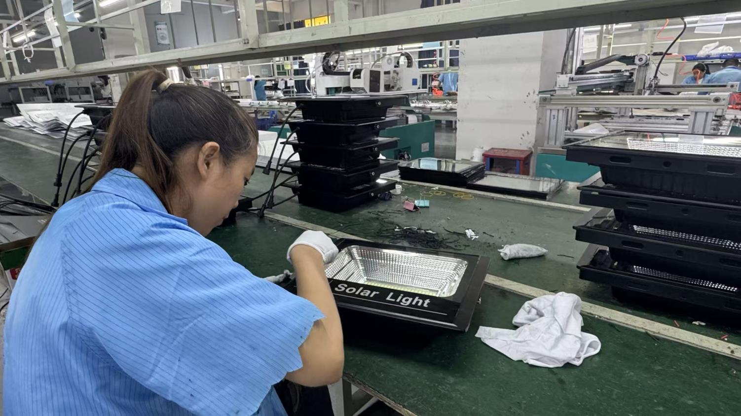 Proceso de soldadura en la línea de producción de Taktilo Light
