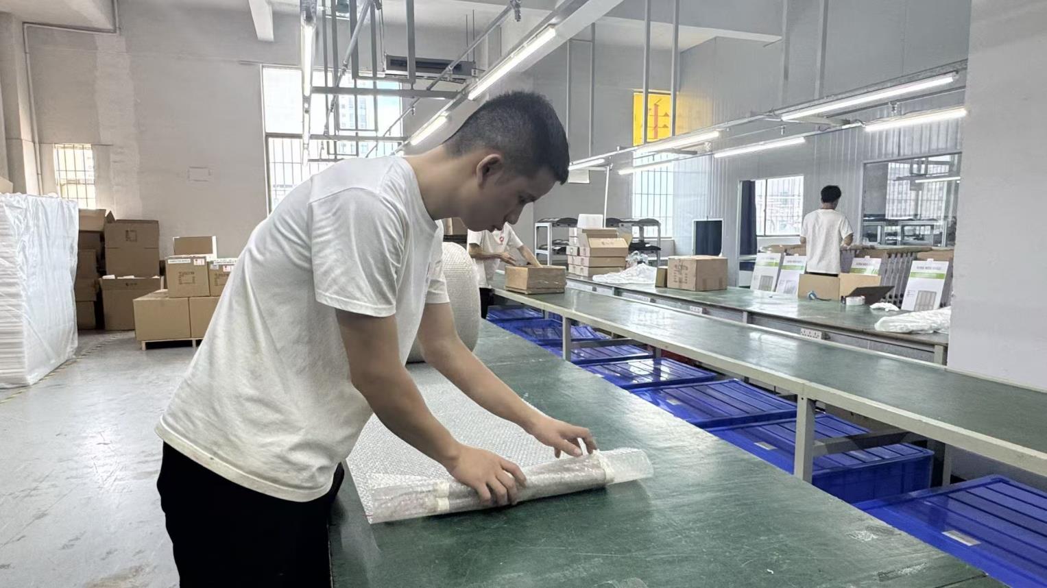 Empaquetado de productos de iluminación en Taktilo Light