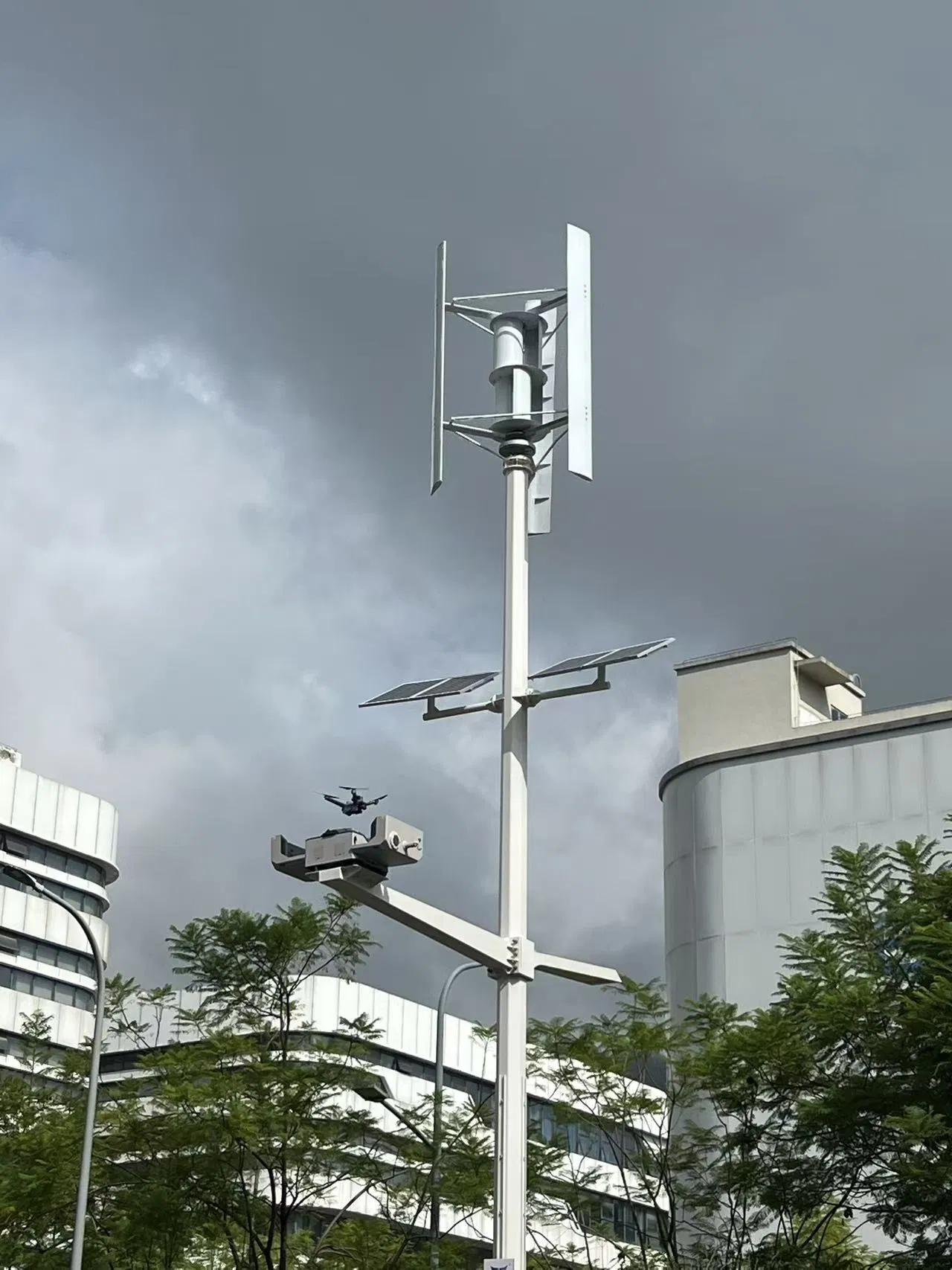 Luz de calle solar LED integrada, poste multifuncional inteligente con cámara CCTV, WiFi y pantalla LED