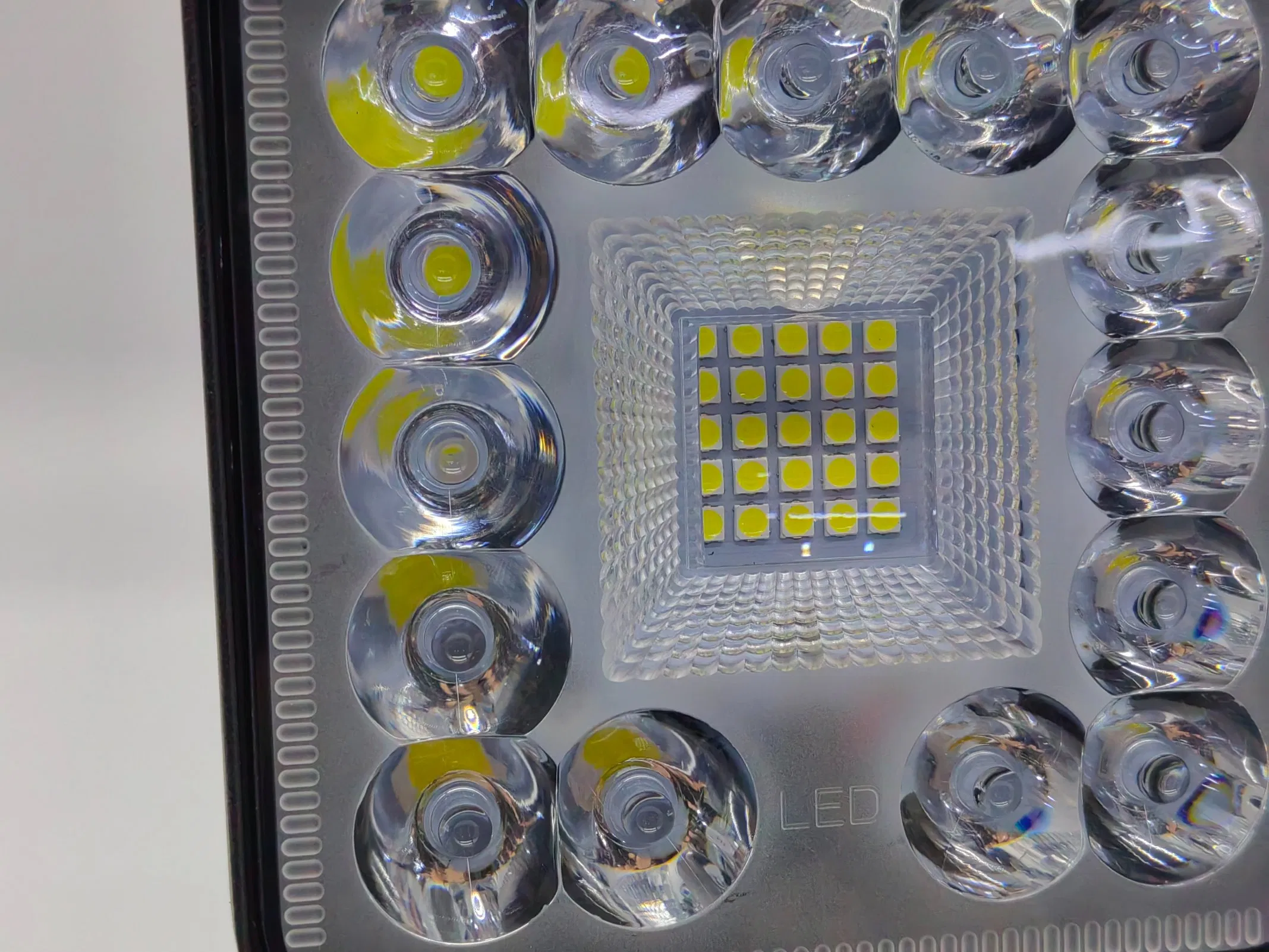4 Luz de trabajo LED cuadrada de una pulgada Luz de coche Lámpara de auto Iluminación exterior de auto 12/24V Faro universal de inundación y punto