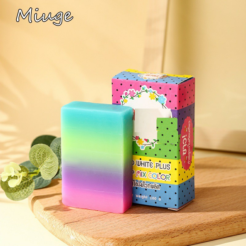 Sabonete para banho para crianças com fragrância de fruta suave.