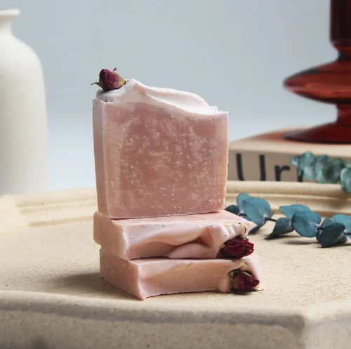 Sabonete Artesanal de Óleo Essencial Natural - Barra de Cuidados com Leite de Cabra, Mel e Rosa Nourishing