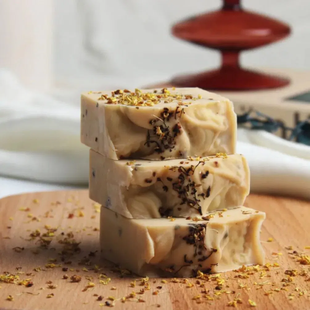 Sabonete Artesanal de Óleo Essencial Natural - Barra de Cuidados com Leite de Cabra, Mel e Rosa Nourishing