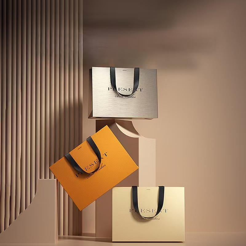 Wholesale Luxury Recyclable Art Paper Gift Packaging Customized Ribbon Handles for Clothing Underwear Socks Brands Crafts Shoes