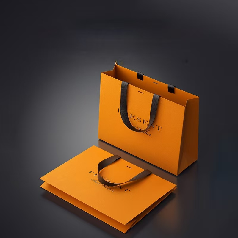 Wholesale Luxury Recyclable Art Paper Gift Packaging Customized Ribbon Handles for Clothing Underwear Socks Brands Crafts Shoes