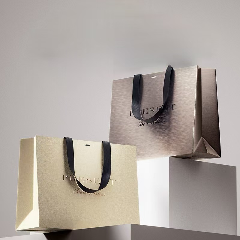 Wholesale Luxury Recyclable Art Paper Gift Packaging Customized Ribbon Handles for Clothing Underwear Socks Brands Crafts Shoes