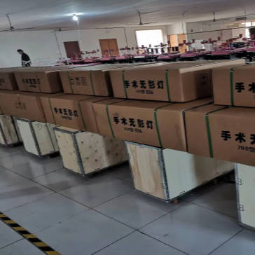 Advanced Surgical Lights with Sterilizable Handles and Touch Controls