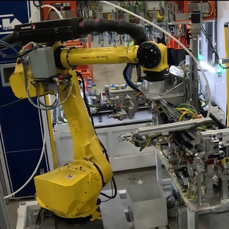 Programming Industrial Handling Robot Fanuc M-710IC/70 70kg Payload Robotic Arm with Gripper CNC Machine Tool Tending Robot Loading Unloading