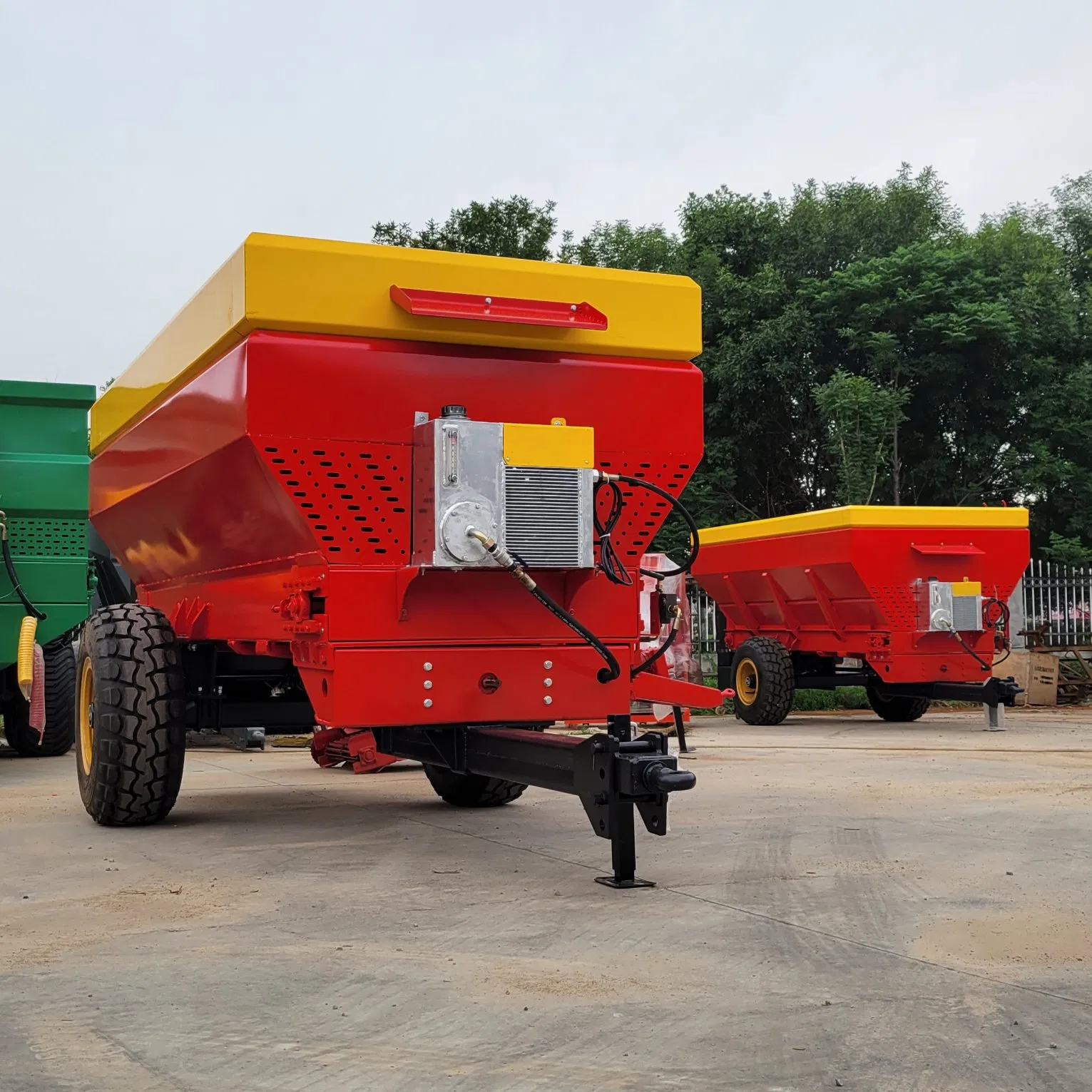 Large Capacity 8-12 Cube Farmyard Manure Spreader Organic Fertilizer Lime Spreading Machine