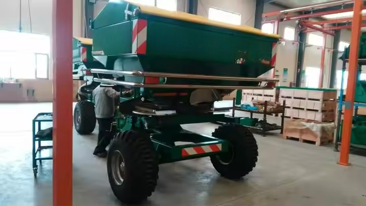 Large Capacity Farmyard Animal Waste Ertilizer Spreaders