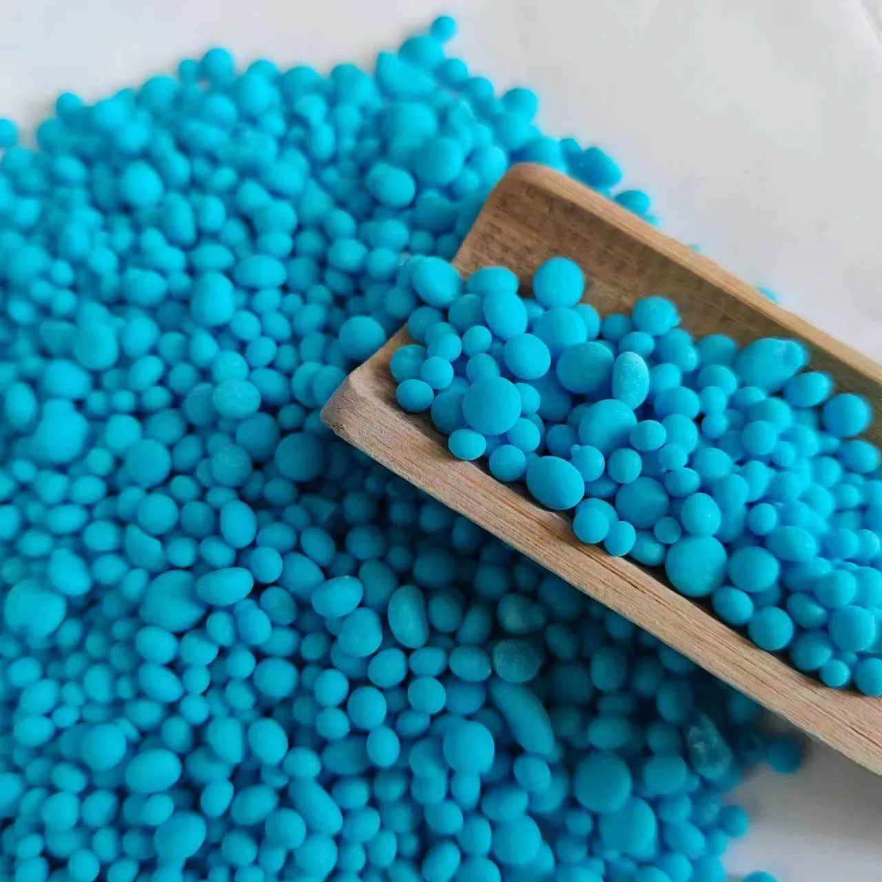 Nitrogen Phosphorus and Potassium Compound NPK Fertilizer 18-8-24 China Factory Low Price