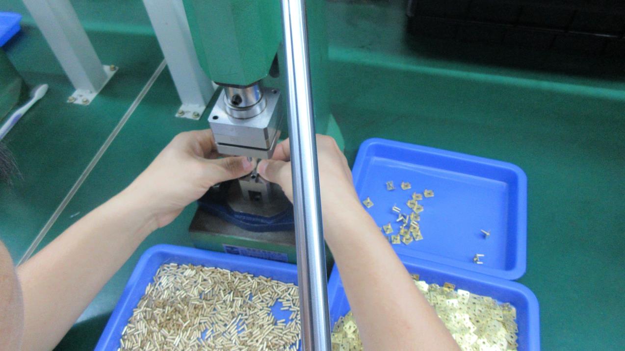 TeTe Motor reducer casing assembly step 2 — precision motor housing fitting