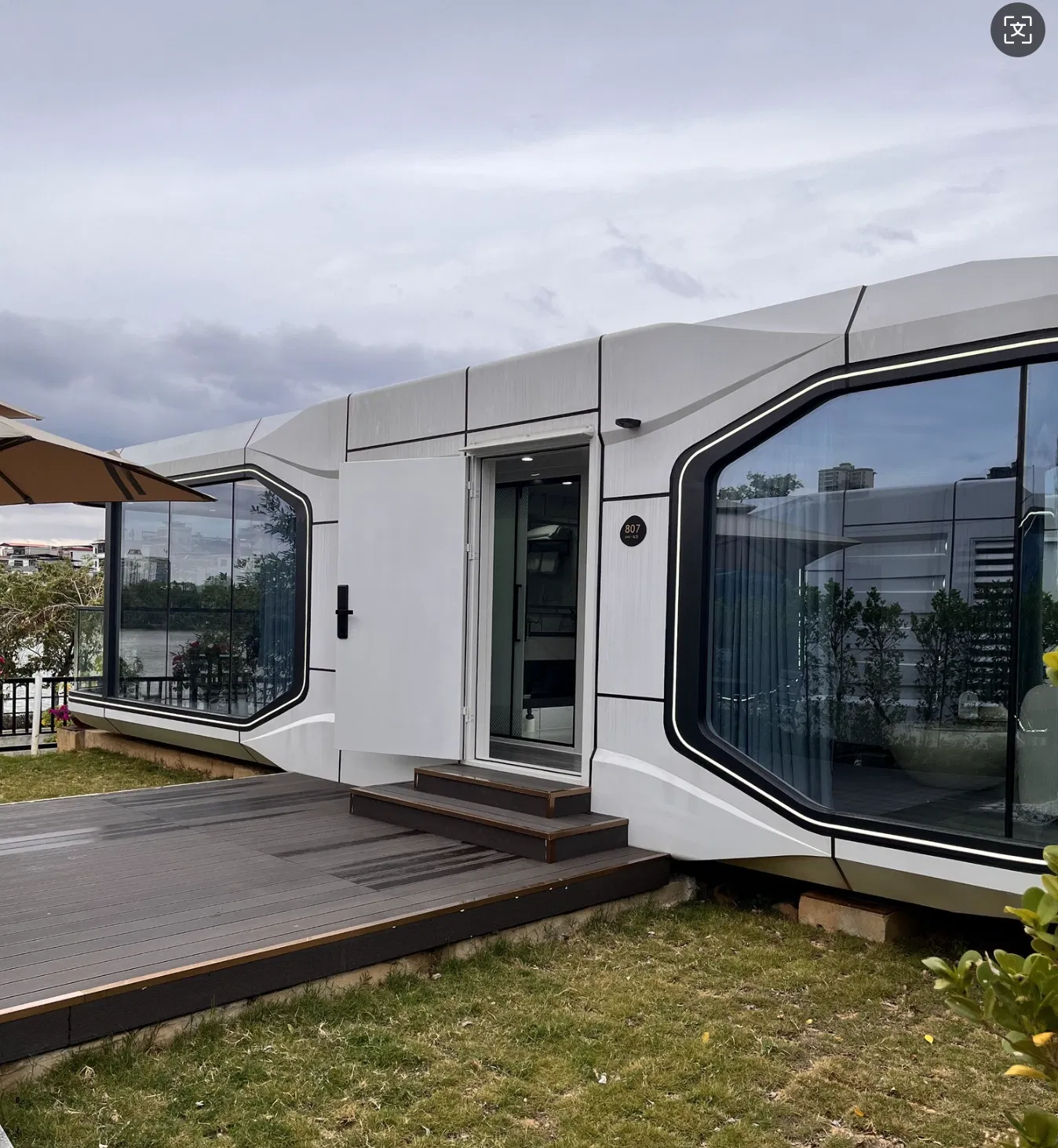 Customized Modern Capsule House: Prefabricated Modular Design for All Climates