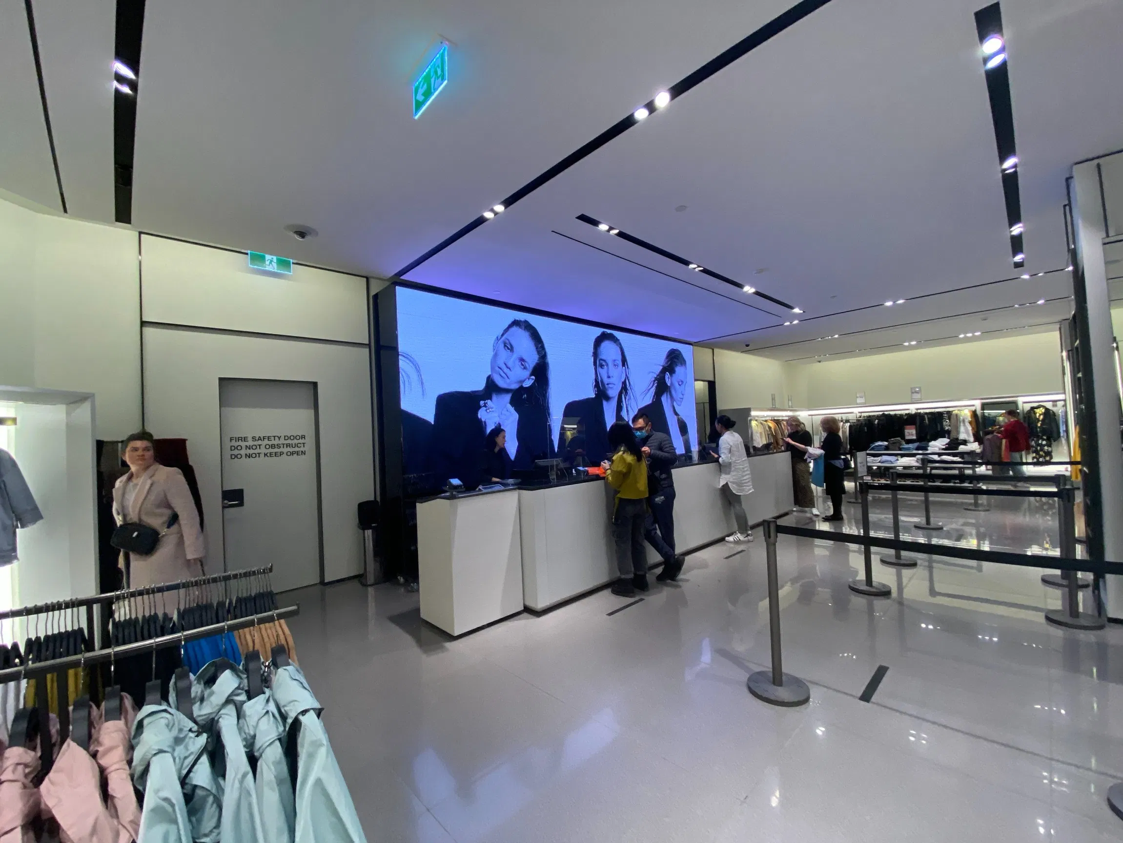 Indoor P3.91 500*1000mm LED Display Screen Diecasting Aluminum Cabinet Advertising Board Video Wall LED