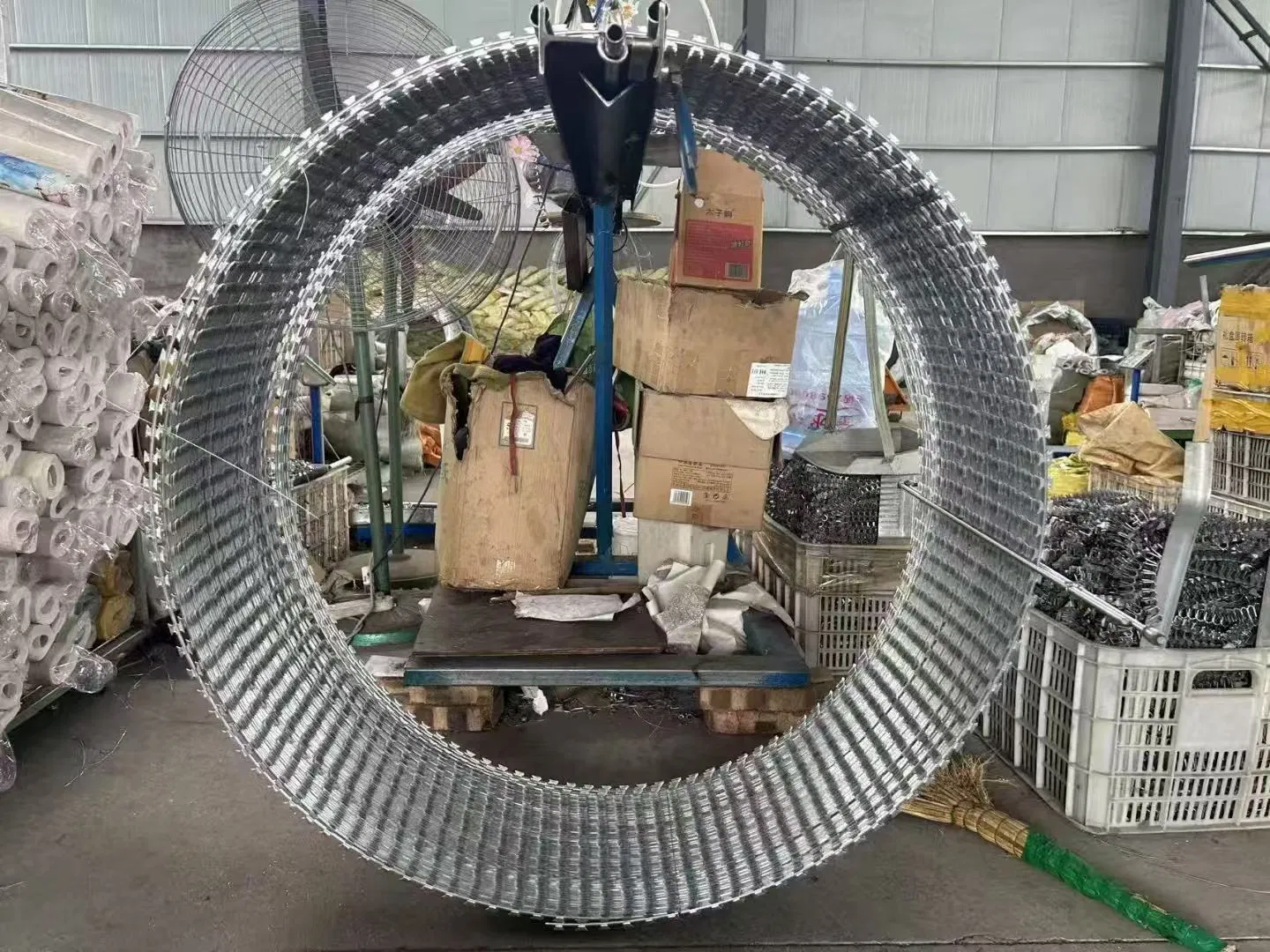 Galvanized Bto-22 Razor Wire Fence Stretched Ribbon Barbed Wire for Farm/Fence Coils