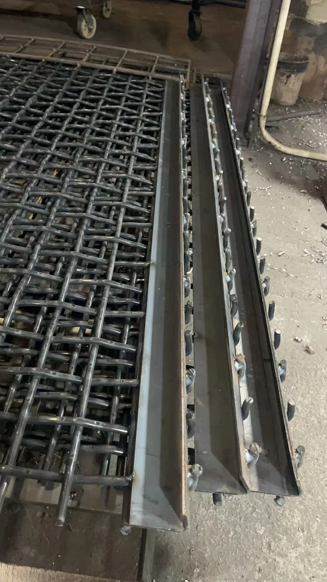 High Tensile &amp; Wear-Resistant Manganese Steel Woven Wire Screen Mesh for Quarry and Mining, Crimped Wire Mesh with Square Opening