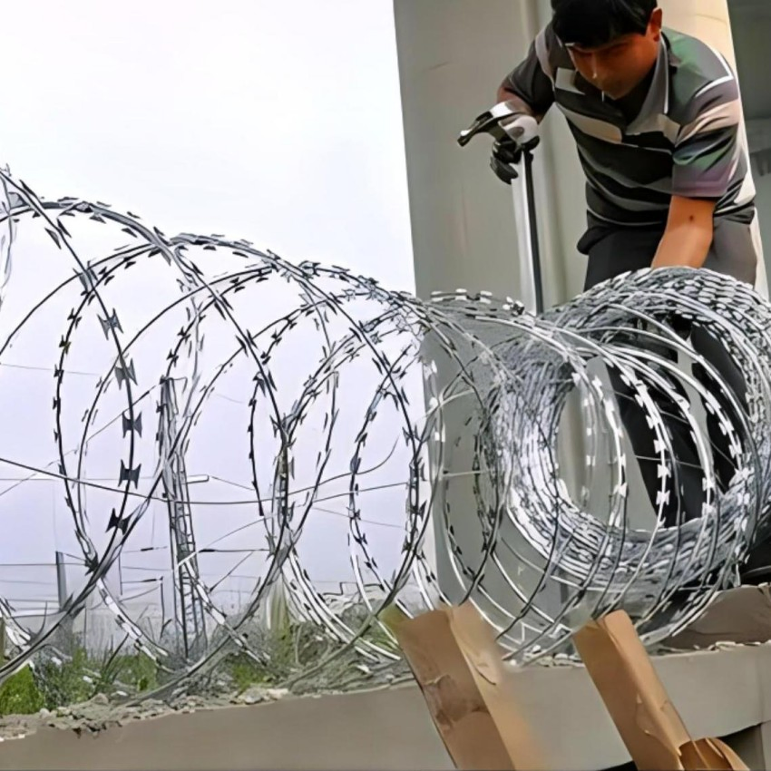 High Carbon Steel Bto22 Concertina Razor Wire, High Tensile Strength Razor Barbed Wire for Industrial Security