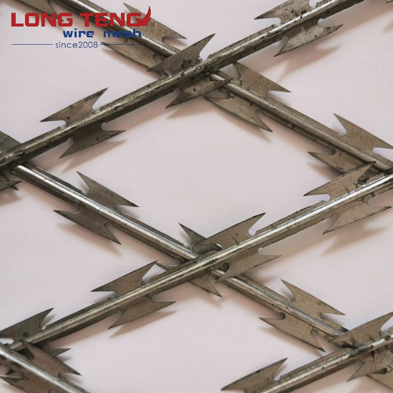PVC Coated Bto 22 500mmx10kg Concertina Razor Barbed Wire with Clip Security Prison Mesh Fence Roll