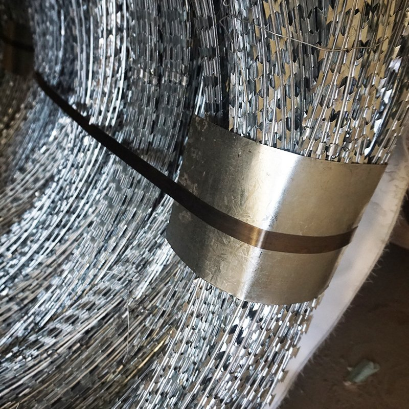 Security Bto-22 Blade Stainless Protective Welded Steel Razor Barbed Wire Mesh Roll Double Concertina PVC Coated Electric Galvanized Barbed Wire Coils for Fence