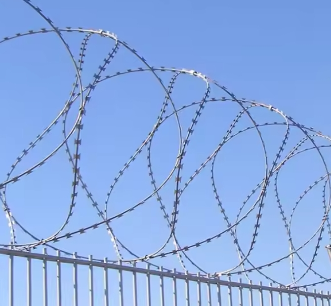 Cbt65 Bto30 Bto-22 Roll Concertina Double Strand Razor Blade Barbed Wire