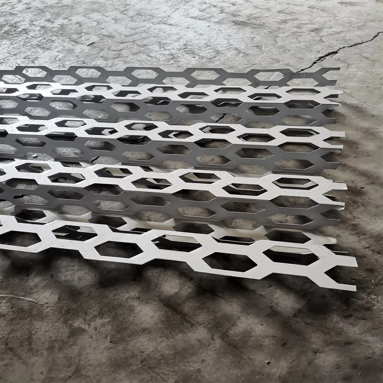 Stainless Steel/Aluminum/Galvanized Perforated Metal Mesh for Loudspeaker Box