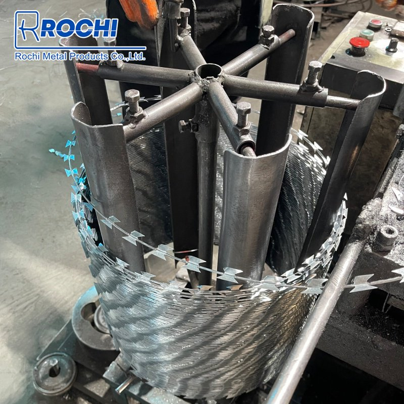 Rochi Factory Wholesale PVC-Coated Bto-22 Concertina Razor Barbed Wire 450mm for Farm Fence