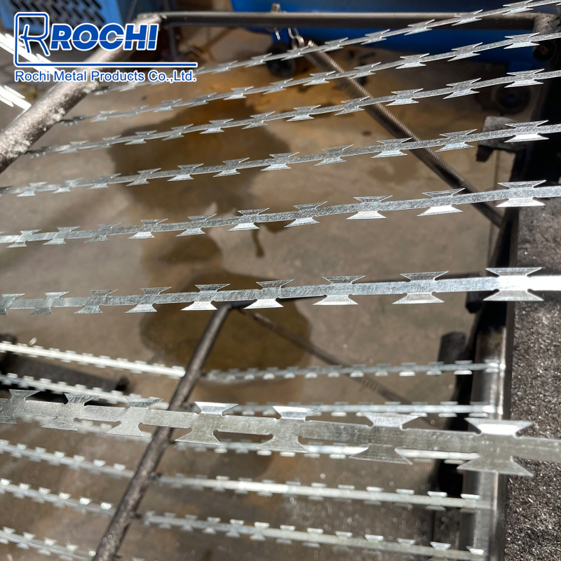 Rochi 900mm Coil Galvanized Concertina Razor Barbed Wire Bto-22 for Secure Fence Solutions