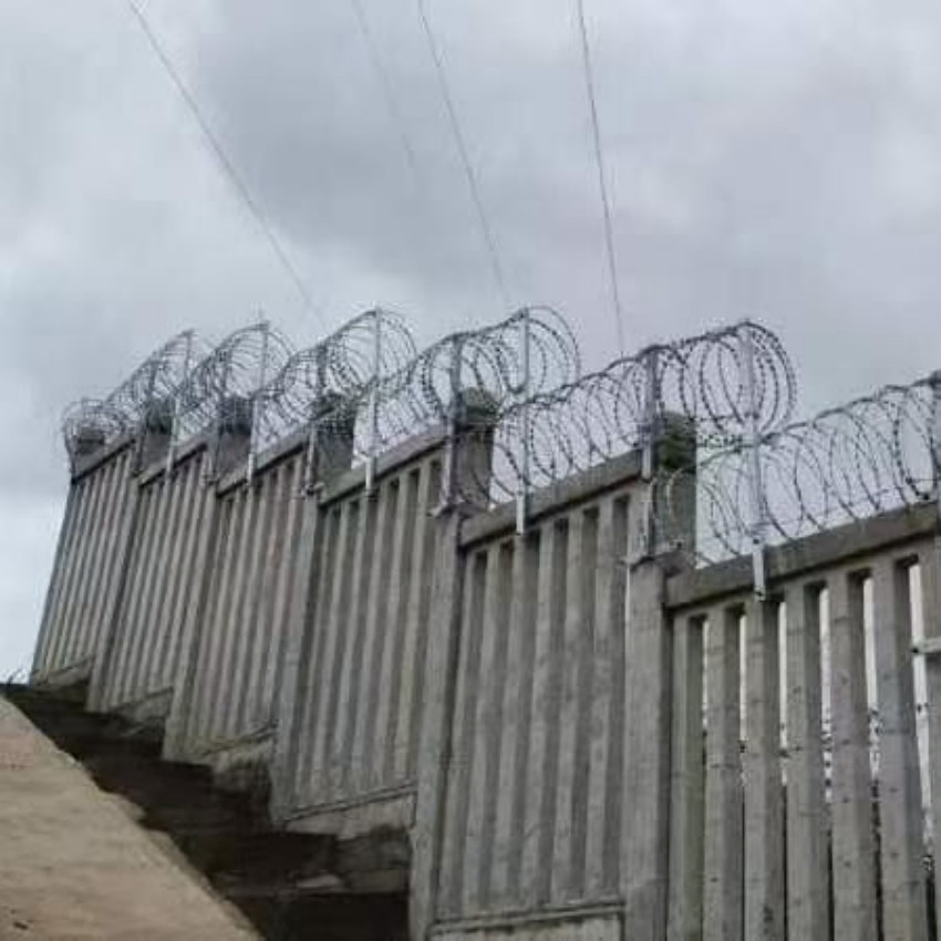 High Carbon Steel Bto22 Concertina Razor Wire, High Tensile Strength Razor Barbed Wire for Industrial Security