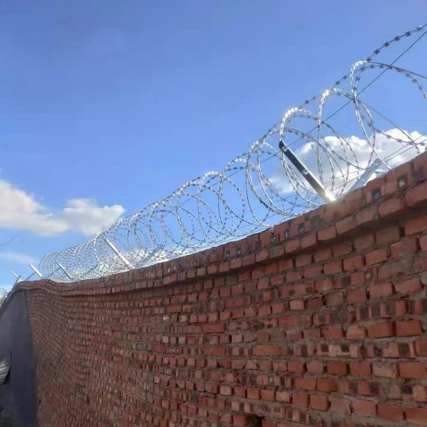 High Carbon Steel Bto22 Concertina Razor Wire, High Tensile Strength Razor Barbed Wire for Industrial Security