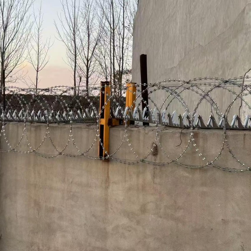 High Carbon Steel Bto22 Concertina Razor Wire, High Tensile Strength Razor Barbed Wire for Industrial Security