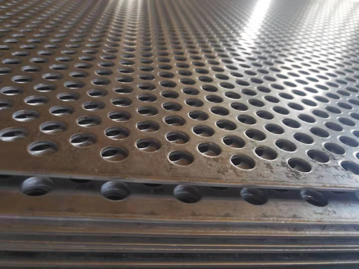 0.7mm Thickness 4mm Hole Galvanized Perforated Metal Mesh for Screening Filtering