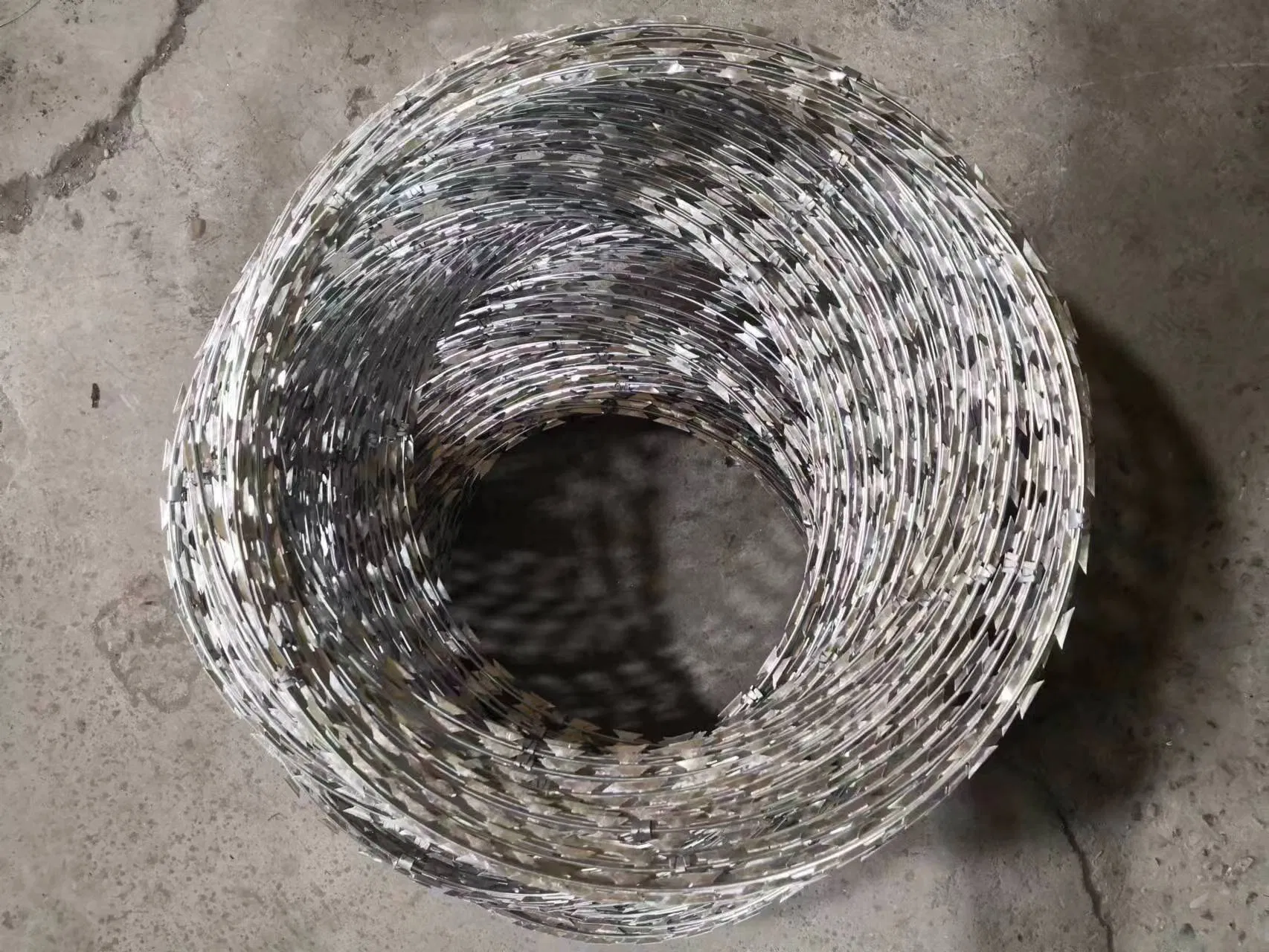 Galvanized Bto-22 Razor Wire Fence Stretched Ribbon Barbed Wire for Farm/Fence Coils