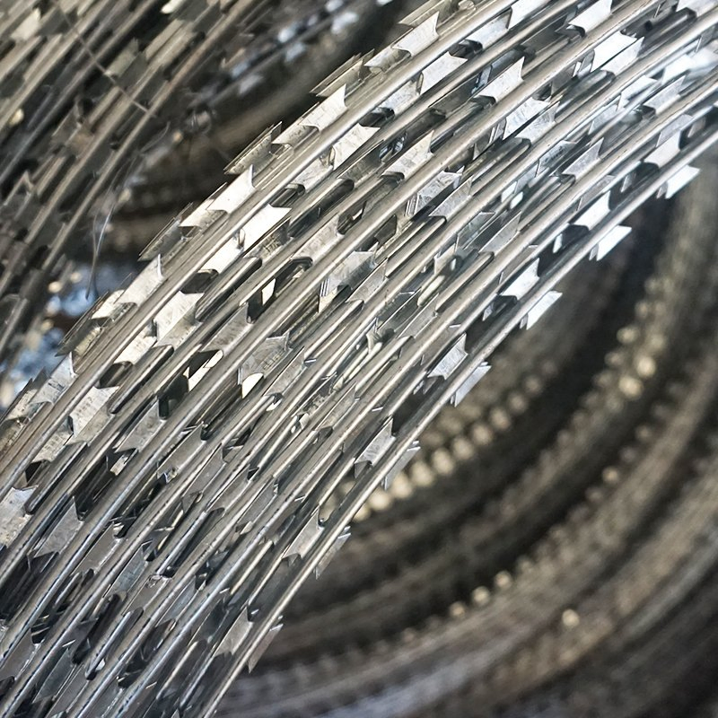 Security Bto-22 Blade Stainless Protective Welded Steel Razor Barbed Wire Mesh Roll Double Concertina PVC Coated Electric Galvanized Barbed Wire Coils for Fence