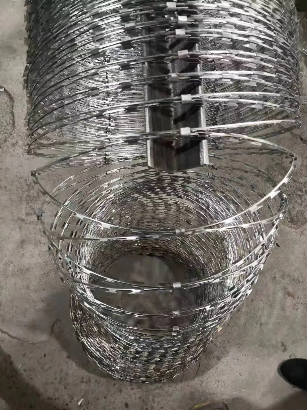 Galvanized Bto-22 Razor Wire Fence Stretched Ribbon Barbed Wire for Farm/Fence Coils