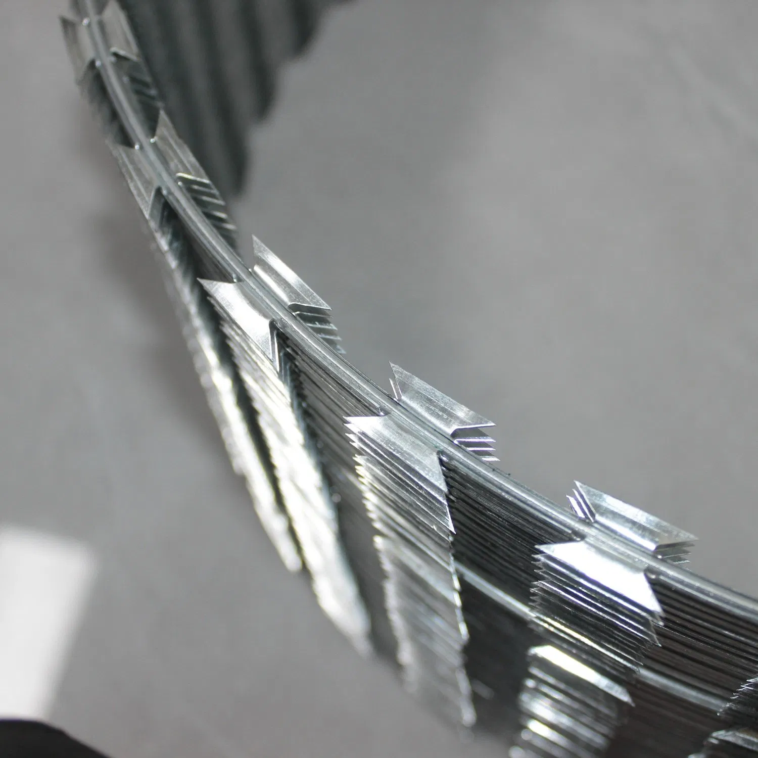 Cbt65 Bto22 Cbt60 Security Galvanized Concertina Razor Barbed Wire for Prison Fence