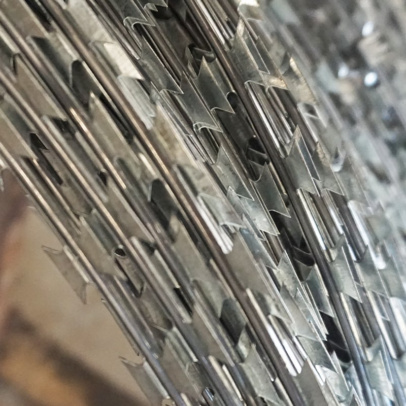 Security Bto-22 Blade Stainless Protective Welded Steel Razor Barbed Wire Mesh Roll Double Concertina PVC Coated Electric Galvanized Barbed Wire Coils for Fence
