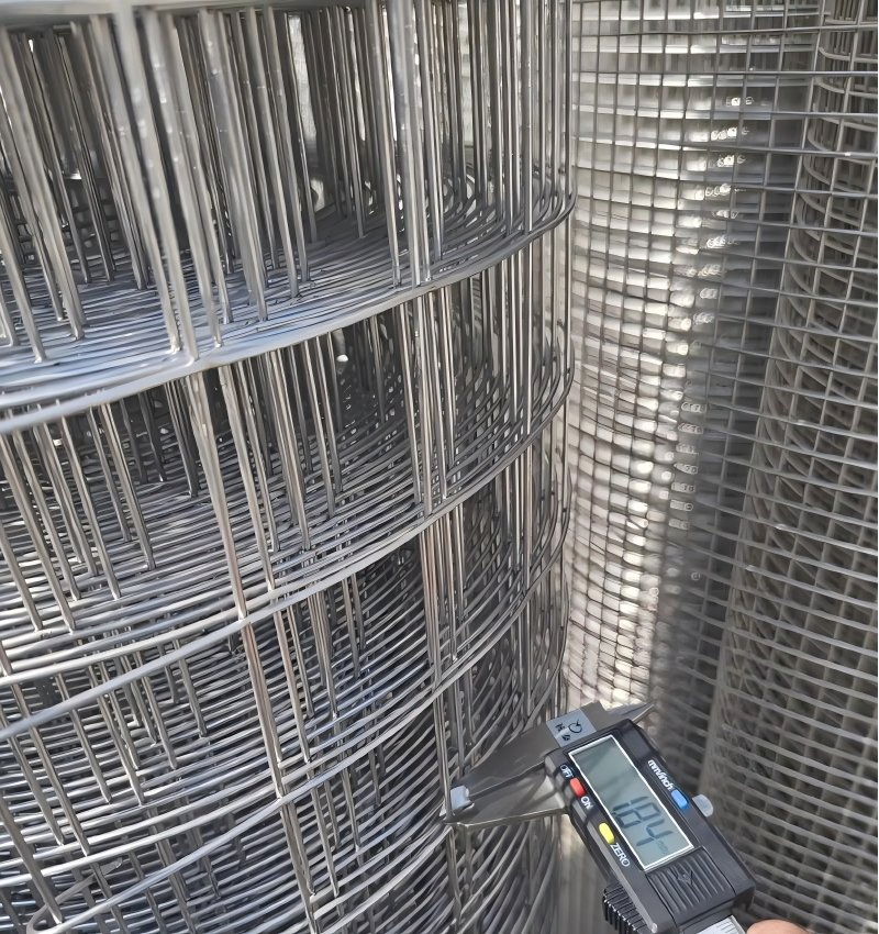 China Factory Customized Sizes 1/2 '' 1/4 '' 1-1/2 '' Stainless Steel Welded Wire Mesh/Iron Wire Mesh in Stock for Fence