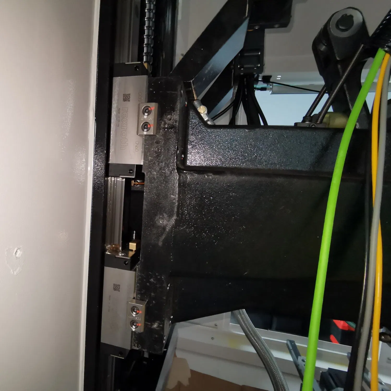 Jinnfa Yjm-1160V 3-5 Axis High Precision High Speed Machining Center/CNC Vertical Machining Center