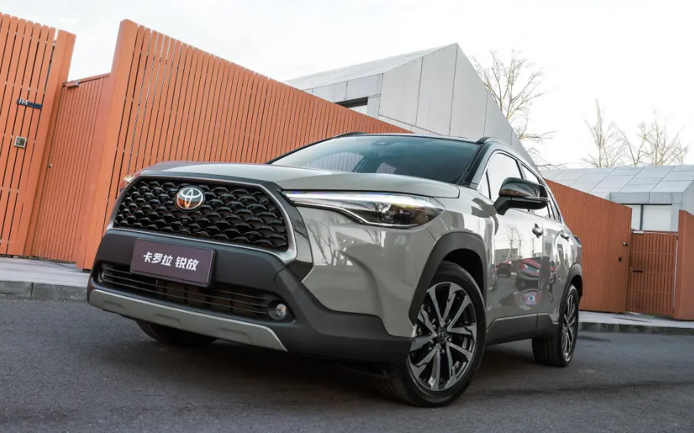 Detailed vehicle exterior photo 1