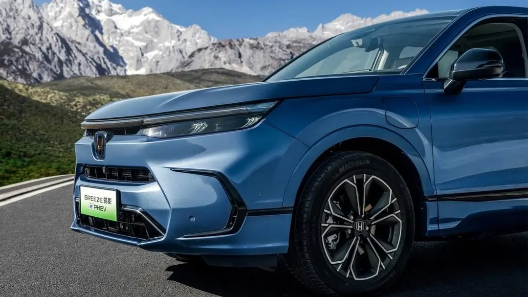 2025-Breeze Detailed Exterior Photo 1