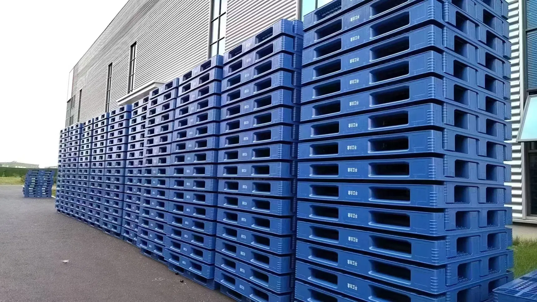 Plastic Pallets Can Be Placed on Shelves and in Three-Dimensional Warehouses, Improving Turnover Efficiency, with Strong Versatility and Convenience in Use.